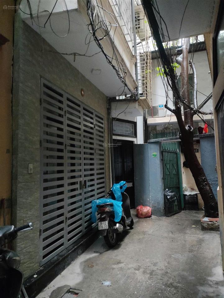 Nhà mới xây, 4 tầng, 100m², rộng rãi, thoáng mát.