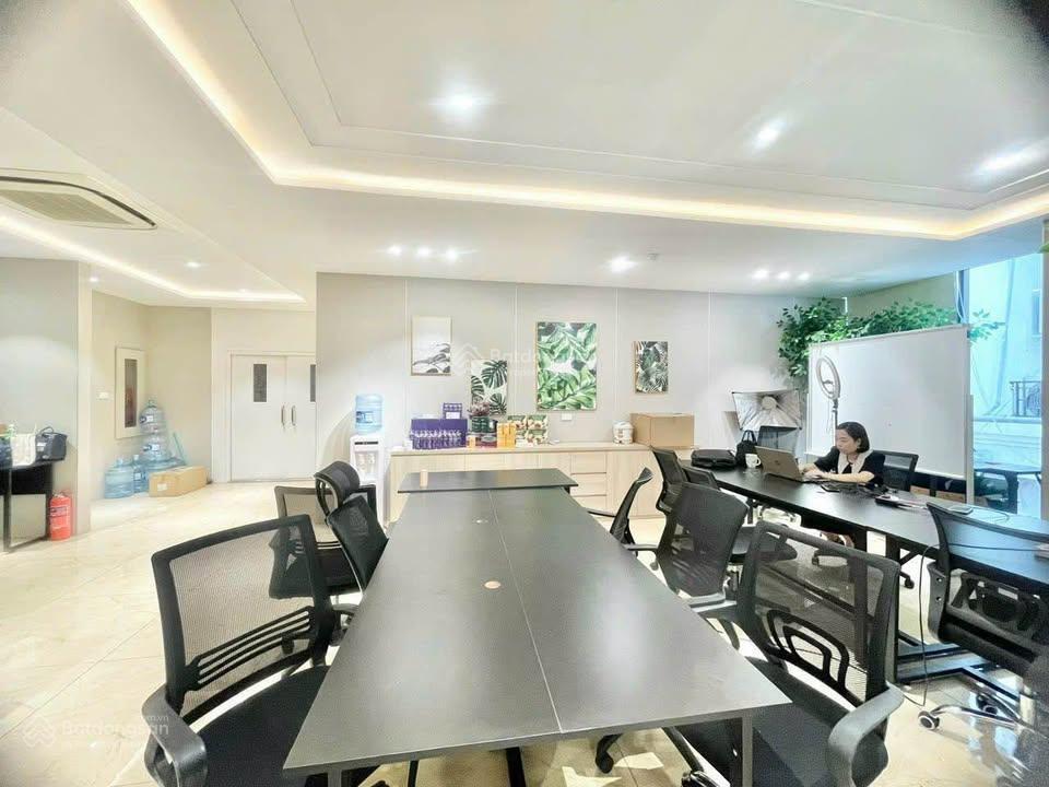 Cho thuê văn phòng lê văn lương 135m² giá chỉ 30 triệu/tháng,
