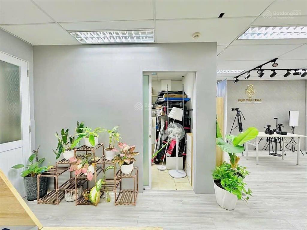 Cho thuê văn phòng lê văn lương 135m² giá chỉ 30 triệu/tháng,