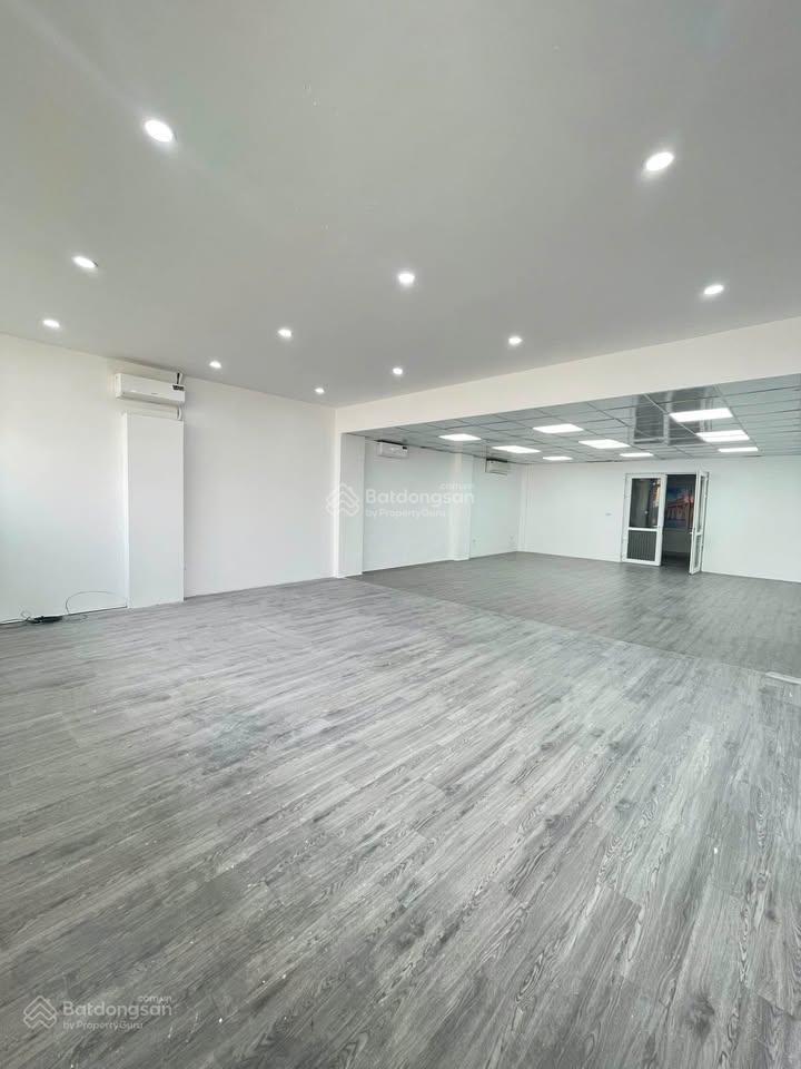 Cho thuê văn phòng trần thái tông 100m², giá chỉ 20 triệu/tháng, sàn đẹp, thông sàn, ô tô đỗ