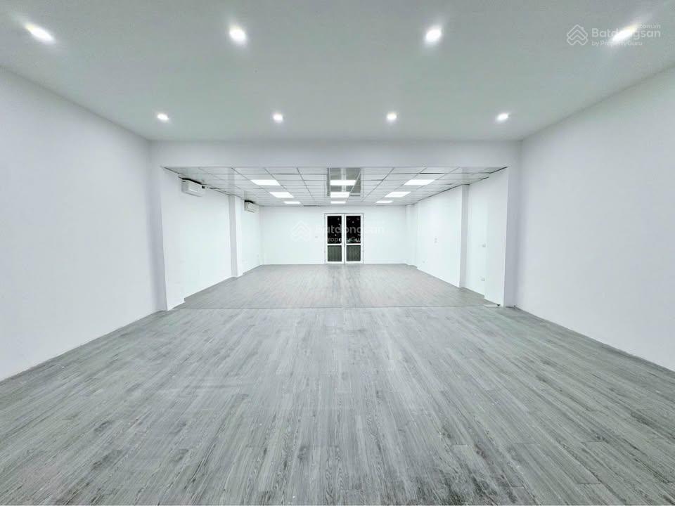 Cho thuê văn phòng trần thái tông 100m², giá chỉ 20 triệu/tháng, sàn đẹp, thông sàn, ô tô đỗ