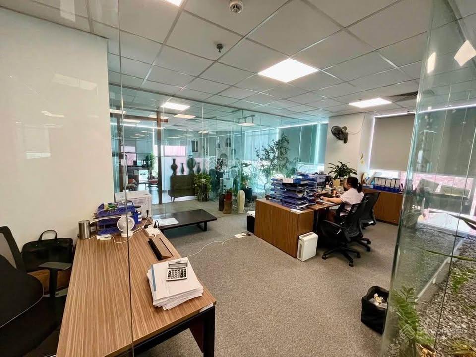 Cho thuê văn phòng phạm hùng  32tr  150m2, full nội thất, hầm xe