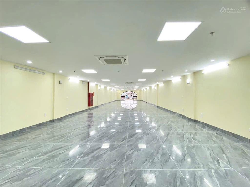 Cho thuê văn phòng đại la 110m² giá chỉ 26 triệu/tháng, tòa nhà đẹp, hầm xe