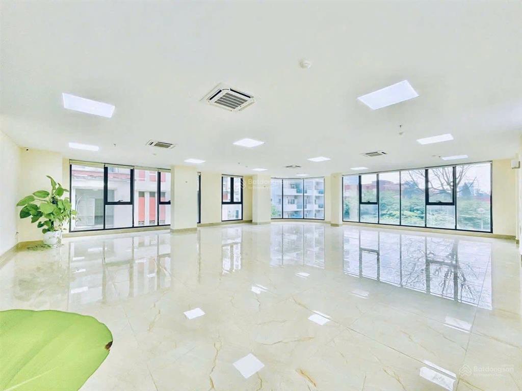 Cho thuê văn phòng ngụy như kon tum 135m² giá 25 triệu/tháng, sàn đẹp, vị trí thuận tiện
