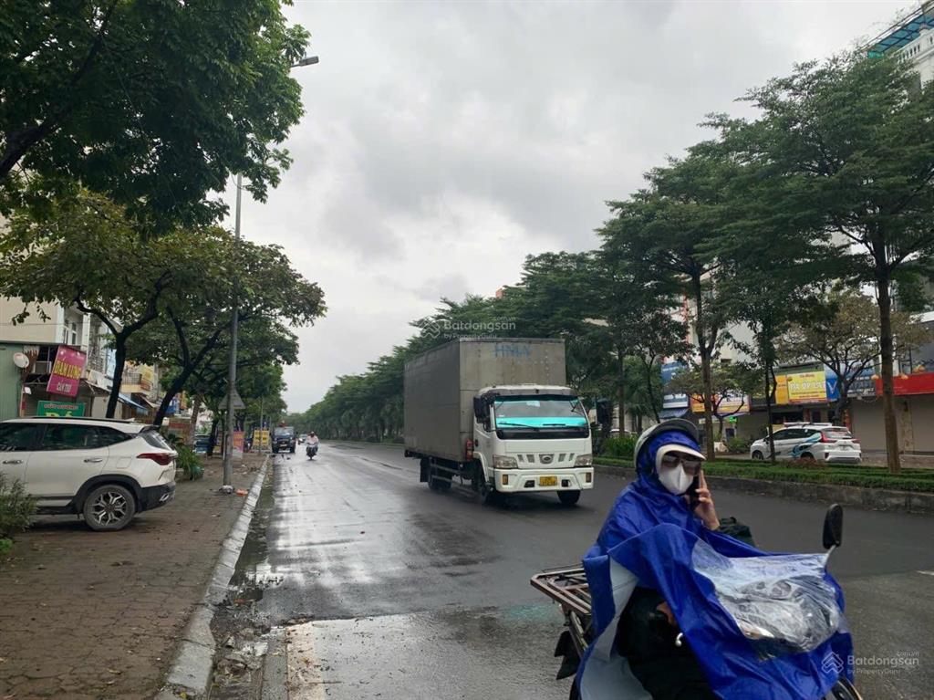 Bán gấp đất phố lê trọng tấn, dt 200m2, kinh doanh, 2 mặt tiền, không lỗi, vỉa hè rộng, chỉ 67,5 ty