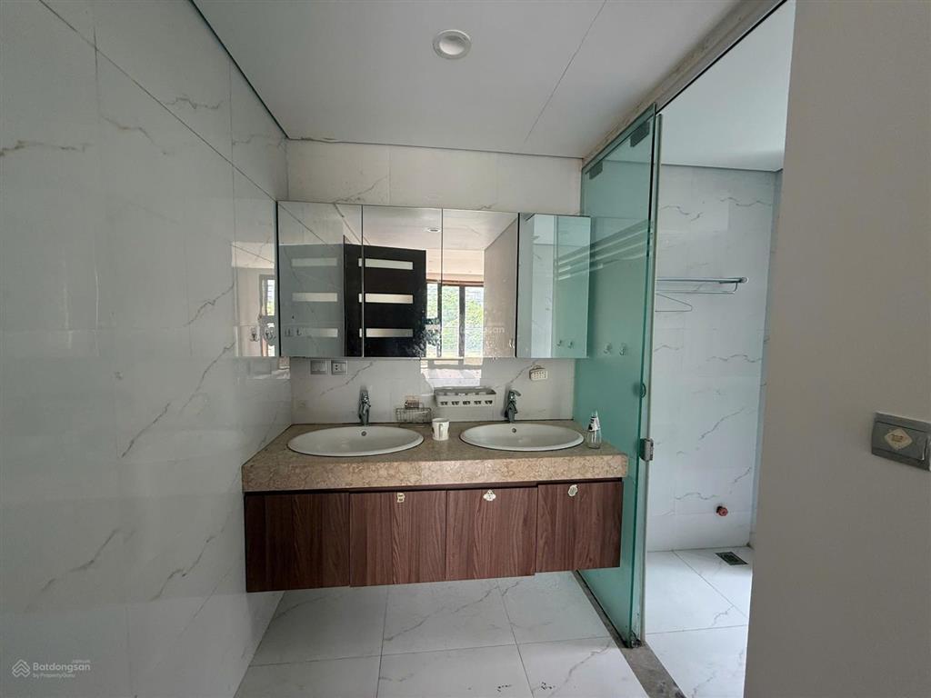 Cho thuê biệt thự lô góc khu đô thị mới cổ nhuế, bắc từ liêm, hà nội, 220m2, 4 tầng 1 hầm 55 triệu.