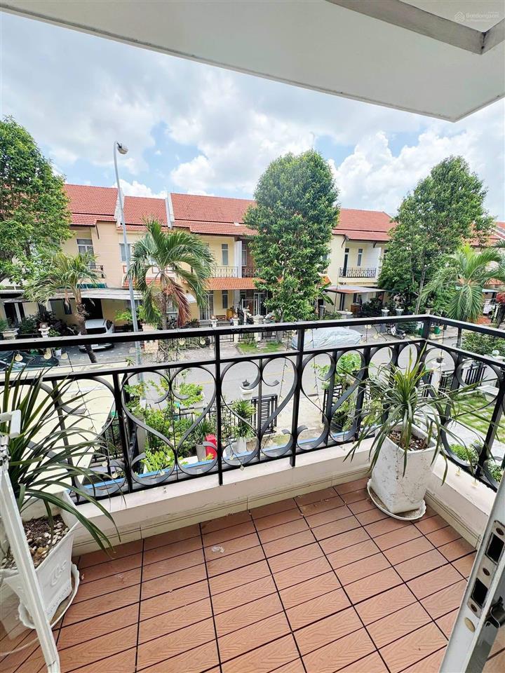Bán nhà biệt thự the oasis 1 kdc việt sing vsip 1 , gần siêu thị aeon bình dương.  0383 229 ***
