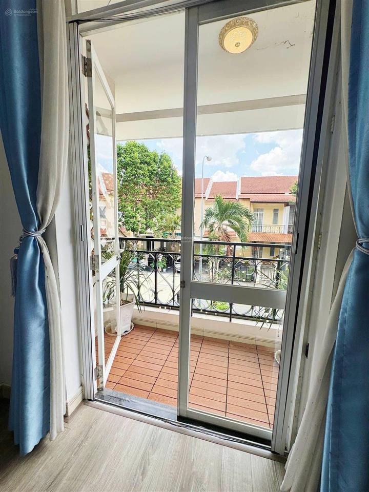 Bán nhà biệt thự the oasis 1 kdc việt sing vsip 1 , gần siêu thị aeon bình dương.  0383 229 ***