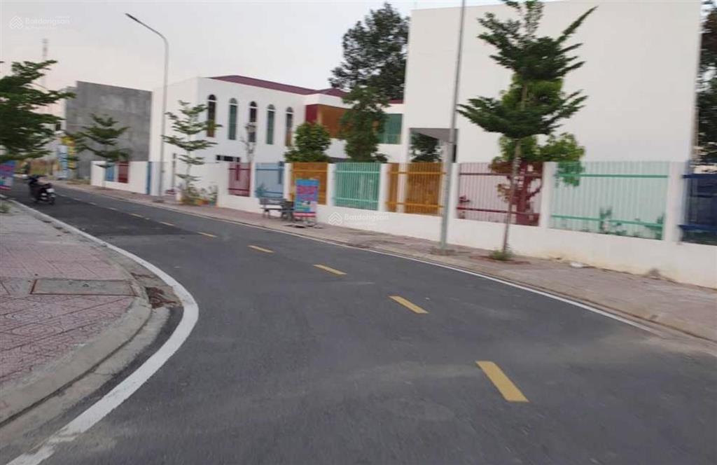 Bán đất sổ sẵn 70m2, đường nhựa, chỉ 660 triệu (có thương lượng),  0919 995 ***