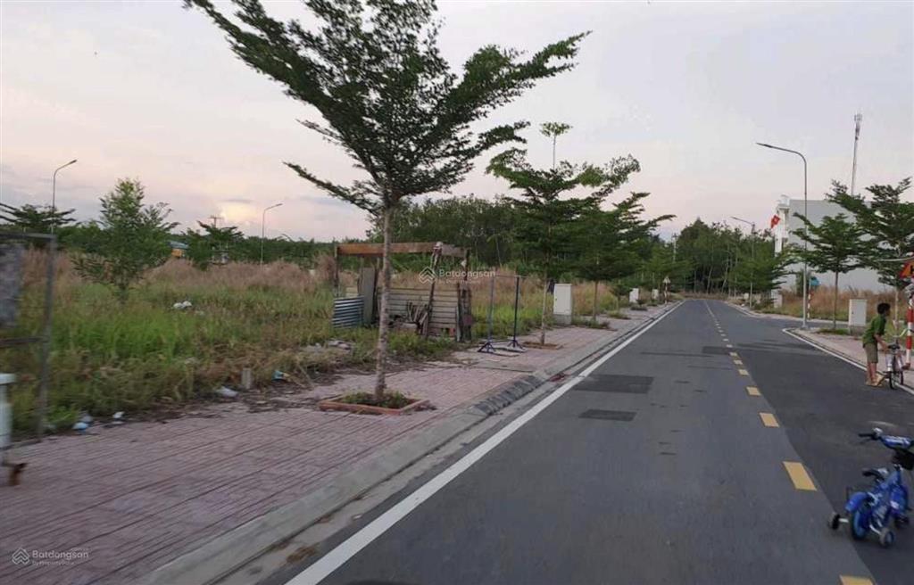Bán đất sổ sẵn 70m2, đường nhựa, chỉ 660 triệu (có thương lượng),  0919 995 ***