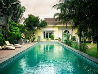 Bán biệt thự sân vườn có hồ bơi, bếp riêng, ven sông, có dòng tiền cho thuê, cách cao tốc 12 phút