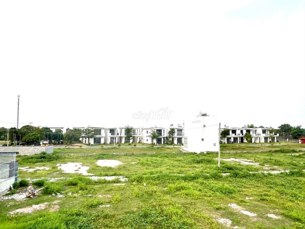 Cho thuê nhà gần biển, núi. Nhà mới xây, không khí trong lành, mát mẻ.