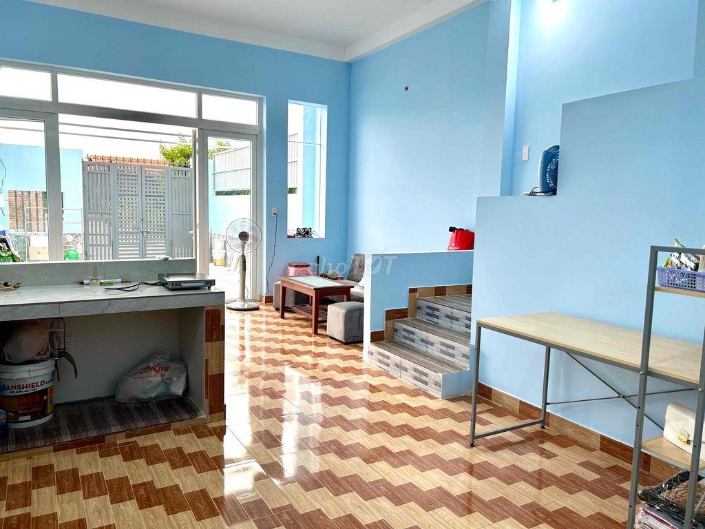 Cho thuê nhà gần biển, núi. Nhà mới xây, không khí trong lành, mát mẻ.