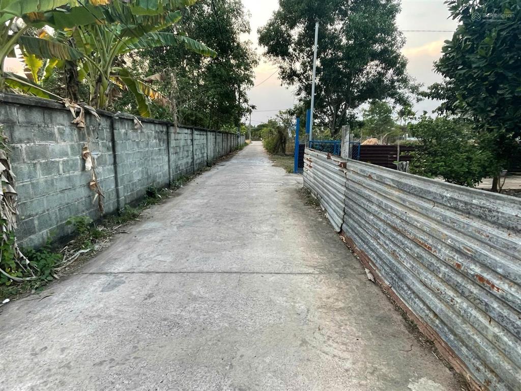 Bán 301m2 có 50m2 thổ giá tiền chỉ bằng lô 200m xung quanh, dân đông sổ hồng riêng