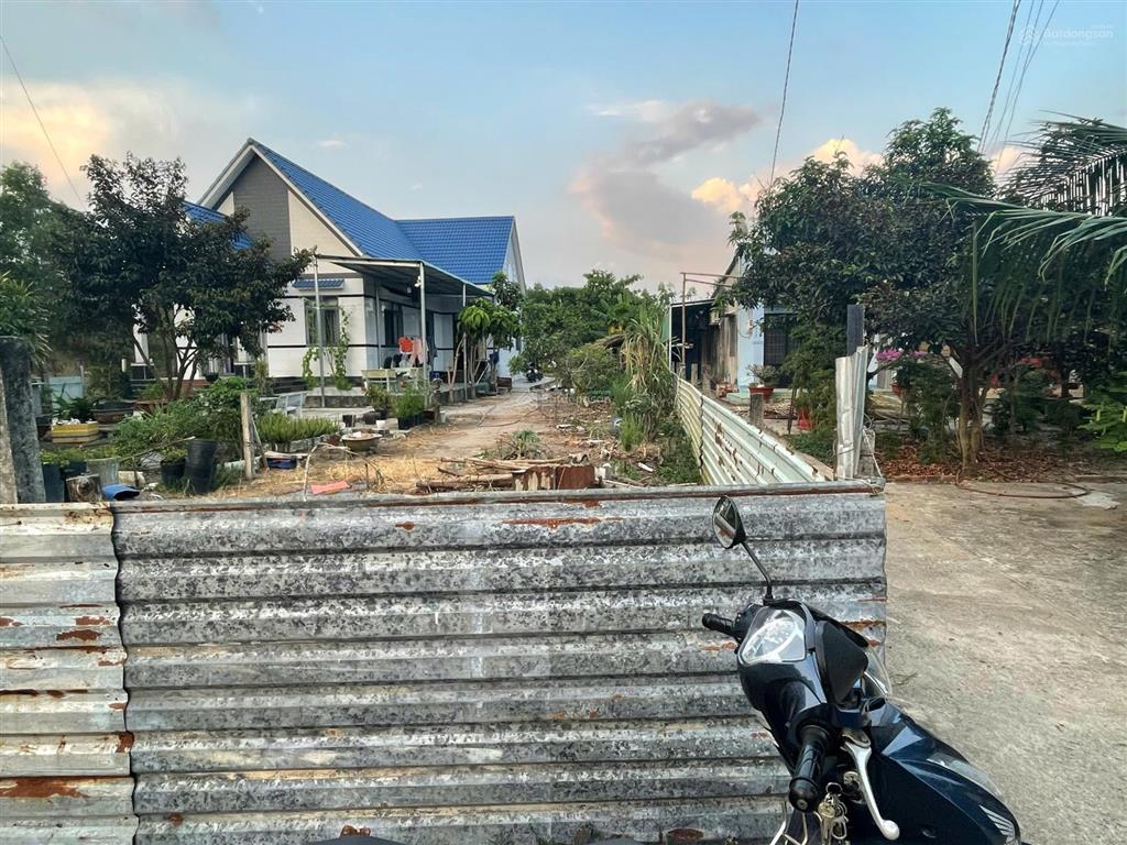 Bán 301m2 có 50m2 thổ giá tiền chỉ bằng lô 200m xung quanh, dân đông sổ hồng riêng