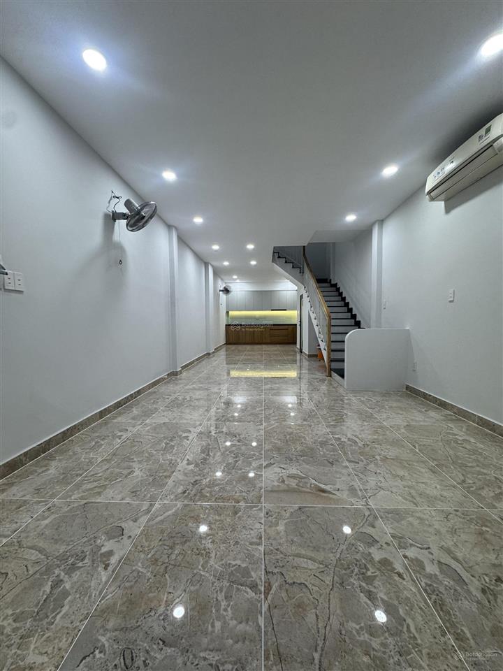 Bán nhà mới 100% . mặt tiền kinh doanh sầm uất, ngay trường đại học công thương, mua ở  vp cty .