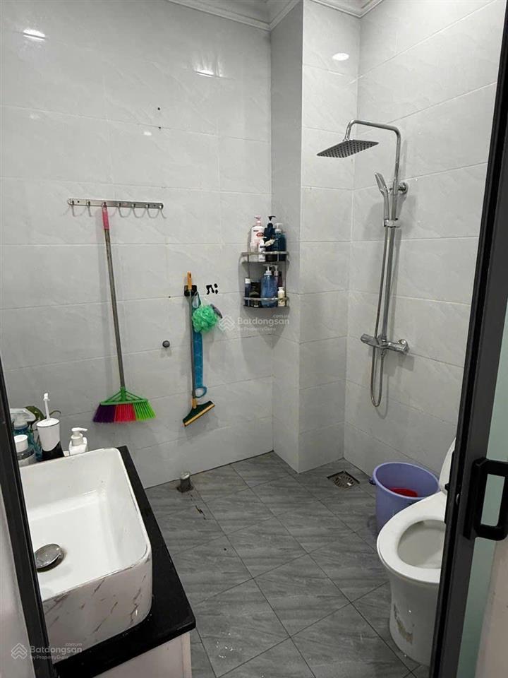 Chính chủ cần bán gấp căn nhà đẹp. hẻm xe hơi đến nhà. nhà mới  tặng lại toàn bộ nội thất.