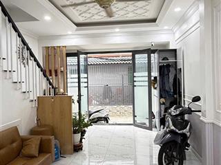 Chính chủ cần bán gấp căn nhà đẹp. hẻm xe hơi đến nhà. nhà mới  tặng lại toàn bộ nội thất.