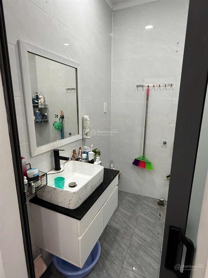 Chính chủ cần bán gấp căn nhà đẹp. hẻm xe hơi đến nhà. nhà mới  tặng lại toàn bộ nội thất.