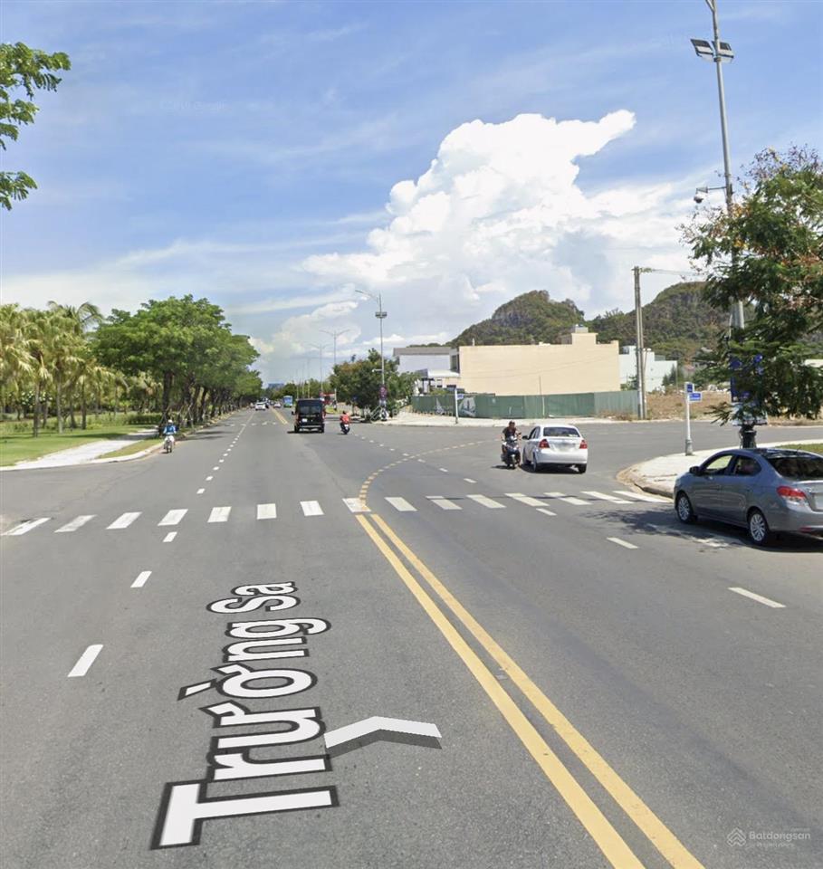 Cho thuê lô đất 3 mặt tiền trường sa, dt 3000m2, ngang 25m, hđ 7 năm lâu dài, gọi văn phú