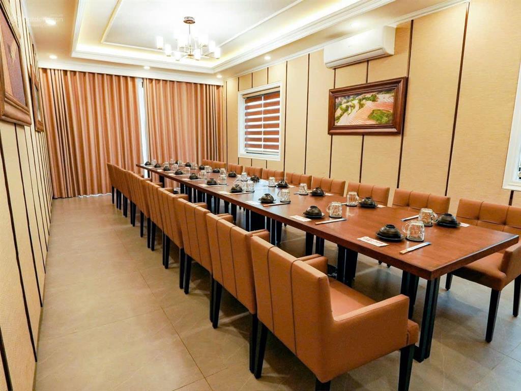 Cho thuê nhà 3 tầng mặt tiền hồ nghinh , dtsd 900m2 , ngang 15m , có phòng vip , gọi văn phú