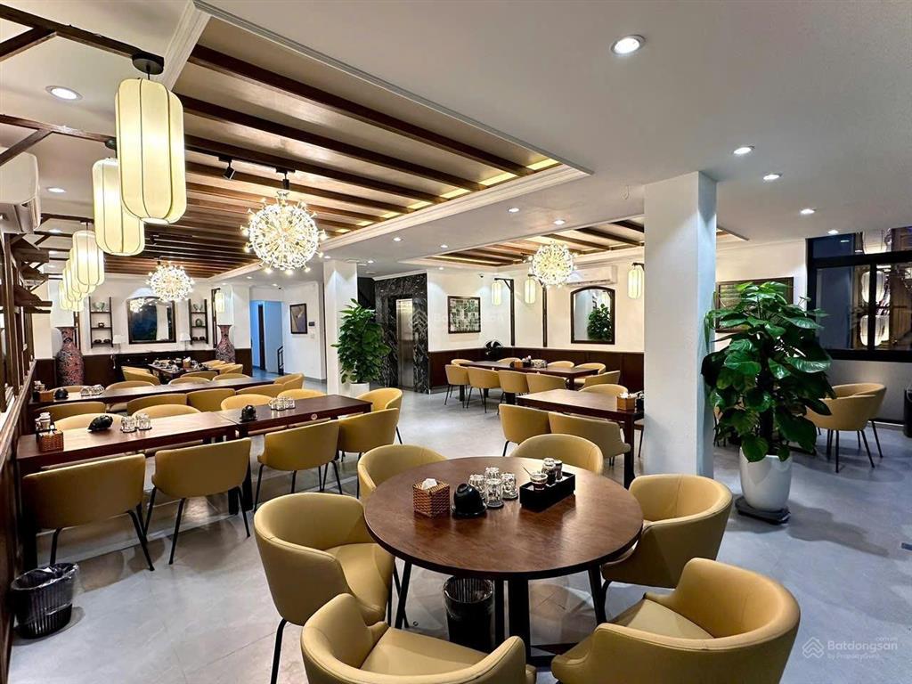 Cho thuê nhà 3 tầng mặt tiền hồ nghinh , dtsd 900m2 , ngang 15m , có phòng vip , gọi văn phú