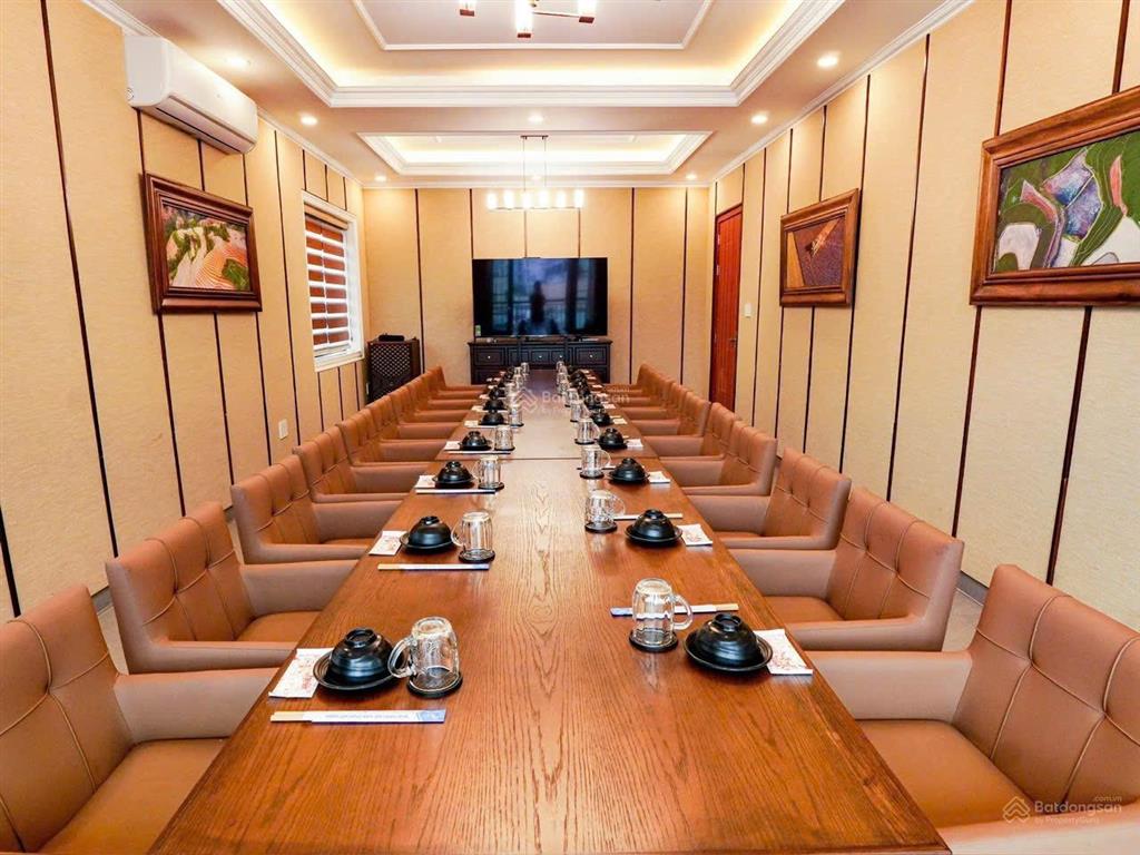 Cho thuê nhà 3 tầng mặt tiền hồ nghinh , dtsd 900m2 , ngang 15m , có phòng vip , gọi văn phú