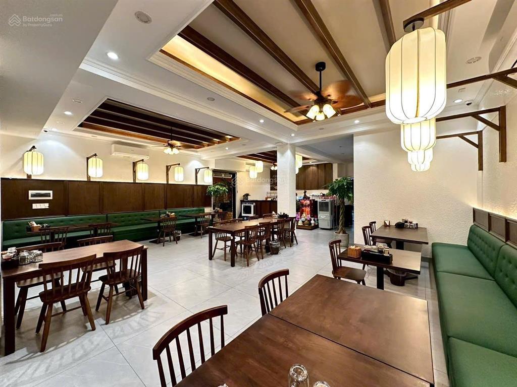 Cho thuê nhà 3 tầng mặt tiền hồ nghinh , dtsd 900m2 , ngang 15m , có phòng vip , gọi văn phú
