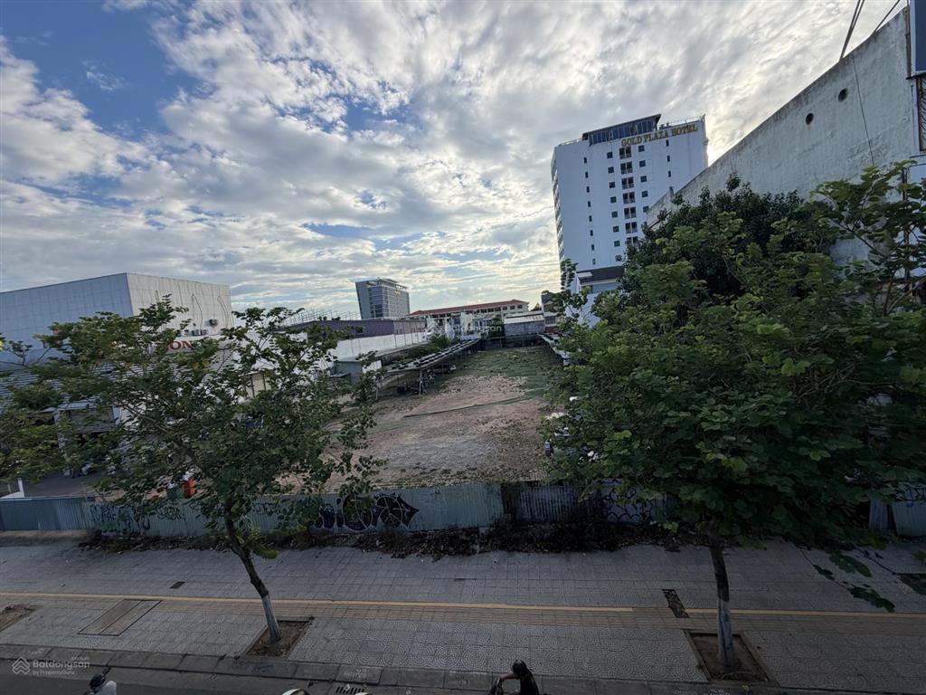 Cho thuê lô đất 1000m2 mặt tiền 2/9, dưới chân cầu vượt trần thị lý, hđ 5 năm, gọi văn phú