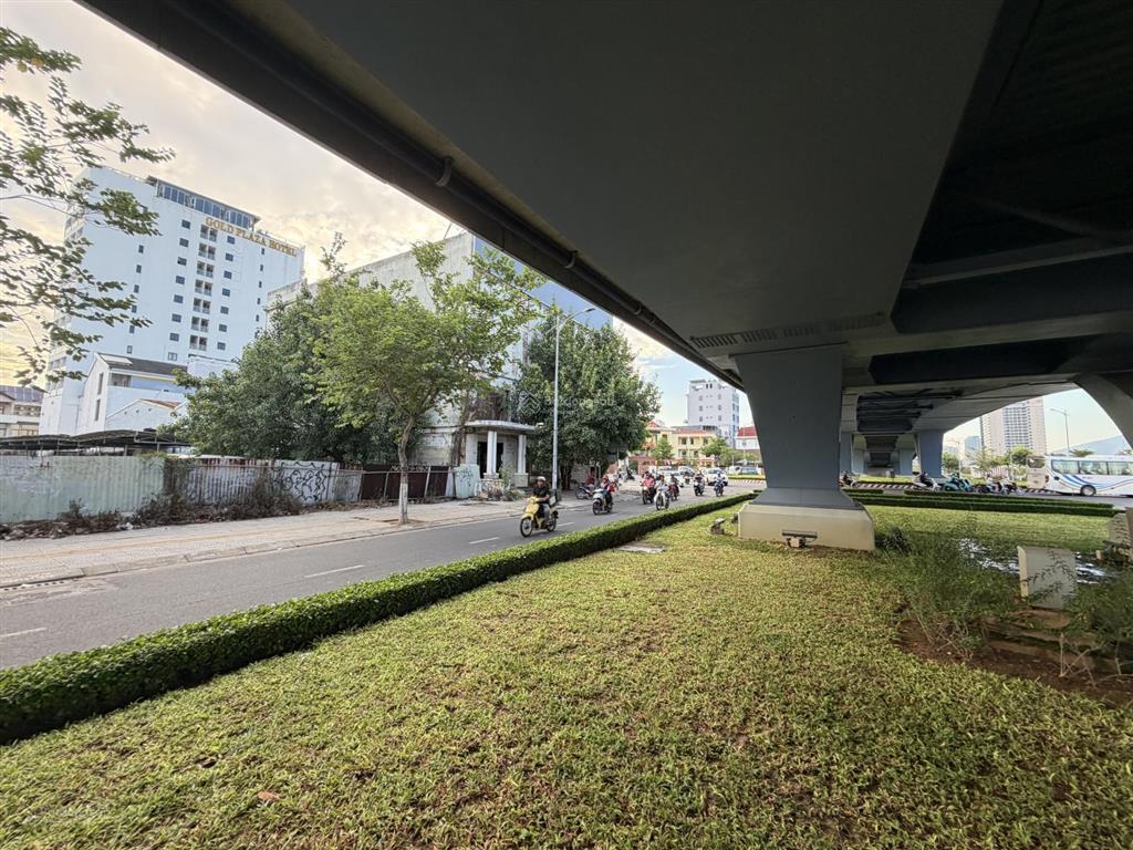 Cho thuê lô đất 1000m2 mặt tiền 2/9, dưới chân cầu vượt trần thị lý, hđ 5 năm, gọi văn phú