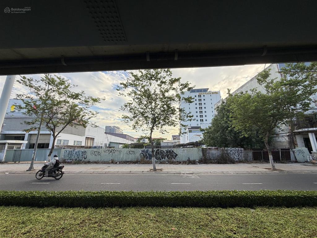 Cho thuê lô đất 1000m2 mặt tiền 2/9, dưới chân cầu vượt trần thị lý, hđ 5 năm, gọi văn phú