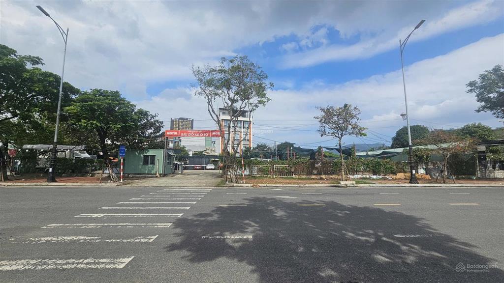 Cho thuê lô đất 3 mặt tiền đống đa, dt 1900m2, có cho thuê lẻ 1000m2, hđ 5 năm, gọi văn phú