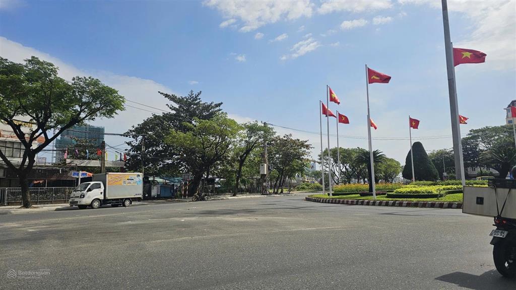 Cho thuê lô đất 3 mặt tiền đống đa, dt 1900m2, có cho thuê lẻ 1000m2, hđ 5 năm, gọi văn phú