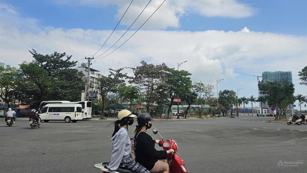 Cho thuê lô đất 3 mặt tiền đống đa, dt 1900m2, có cho thuê lẻ 1000m2, hđ 5 năm, gọi văn phú