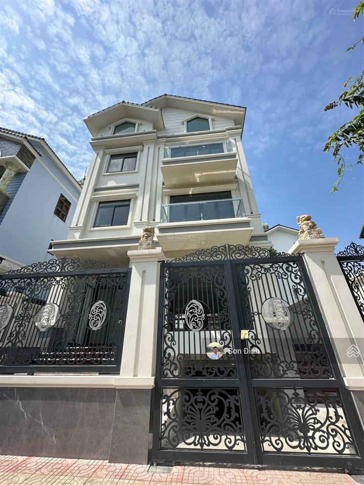 Bán căn nhà phố kdc biệt thự sadeco ven sông quận 7 dt 7x18m giá 21.5 tỷ  0901 424 *** mr. sơn