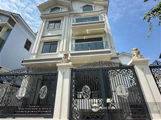 Bán căn nhà phố kdc biệt thự sadeco ven sông q. 7 dt 7x18m giá 21.5 tỷ  0901 424 *** mr. sơn