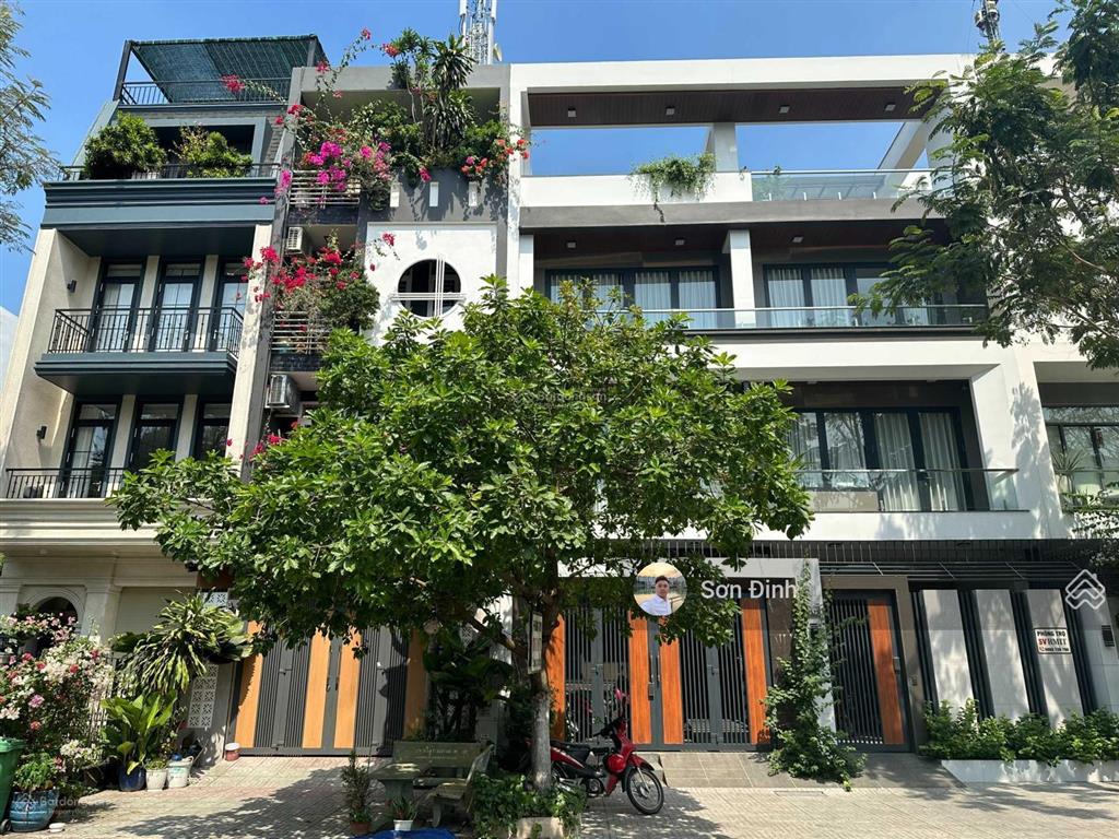 Bán căn nhà phố kdc biệt thự sadeco ven sông quận 7 dt 7x18m giá 21.5 tỷ  0901 424 *** mr. sơn