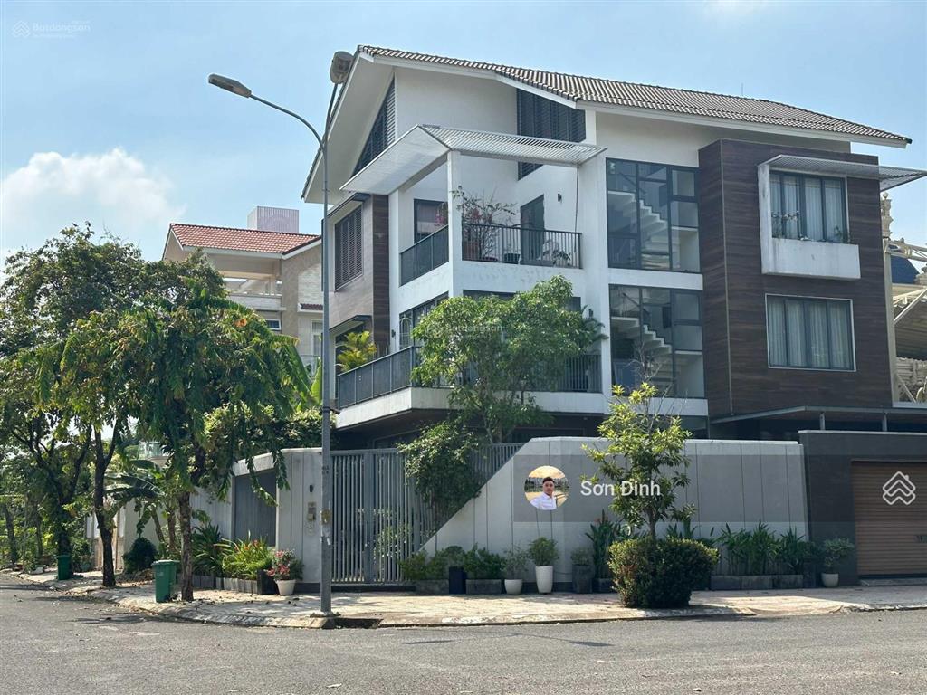 Bán căn nhà phố kdc biệt thự sadeco ven sông quận 7 dt 7x18m giá 21.5 tỷ  0901 424 *** mr. sơn