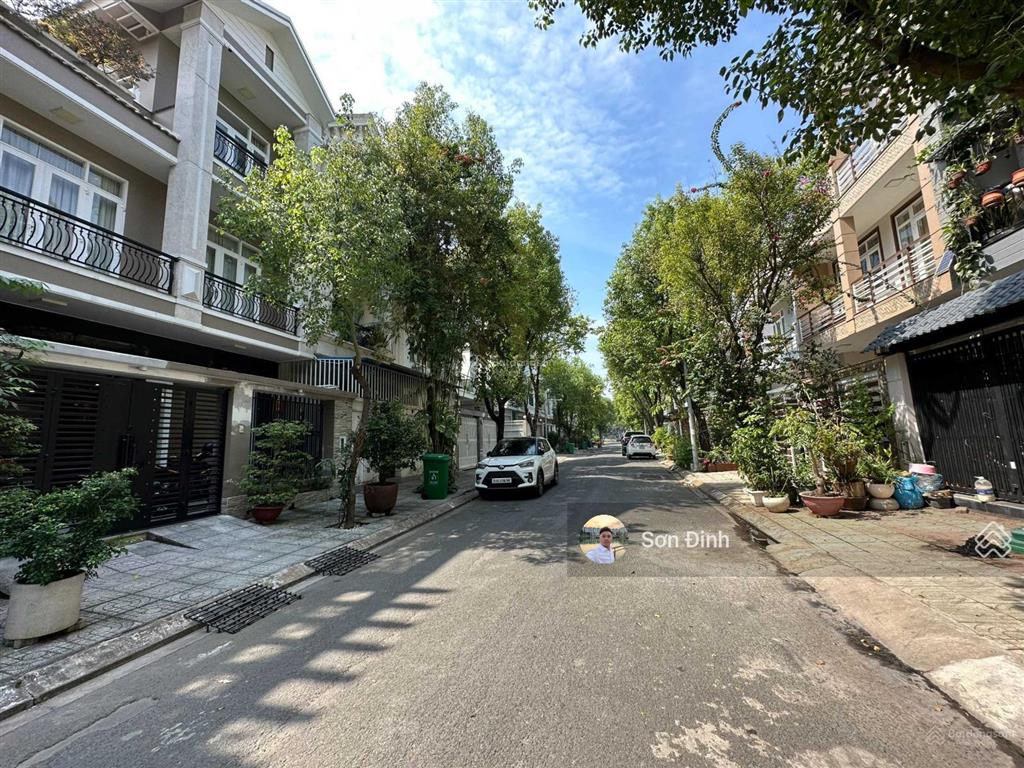 Bán căn nhà phố kdc biệt thự sadeco ven sông quận 7 dt 7x18m giá 21.5 tỷ  0901 424 *** mr. sơn