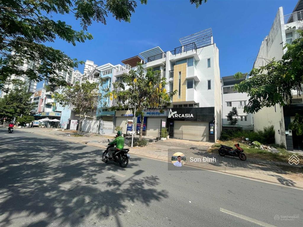 Nhà phố mặt tiền hoàng quốc việt, kdc phú mỹ, dt 6x22m, giá 24 tỷ, có thang máy.  0901 424 ***