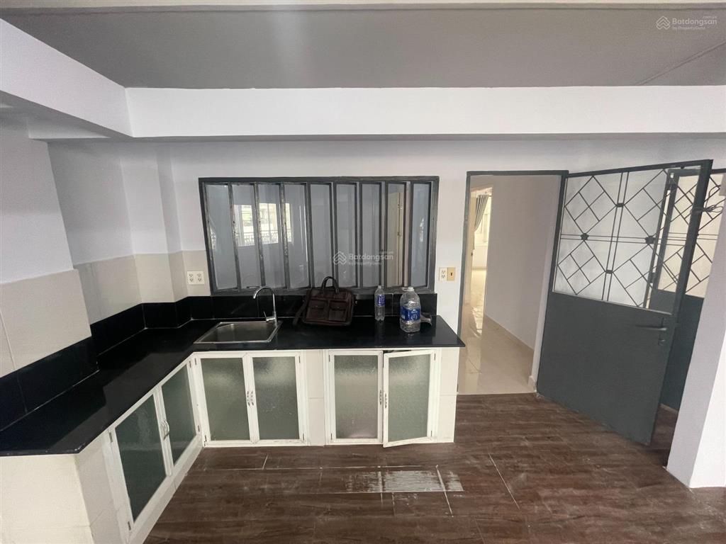 Hot! cho thuê căn hộ mặt tiền trung tâm q1 100m2 giá 29tr/tháng. cách chợ bến thành 5 phút