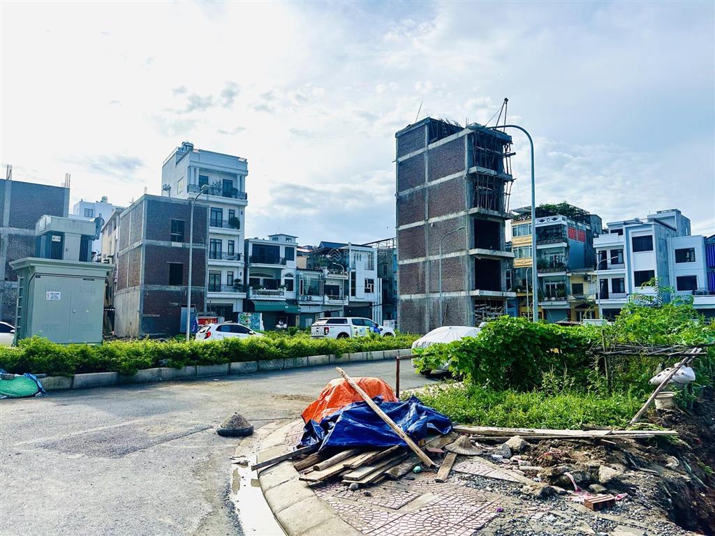 Bán đất lõi trung tâm 40,8m2 mt 4,8m đường 12m ô tô tránh  47 lê lai, nq  giá cực rẻ 97tr/m2 sđcc