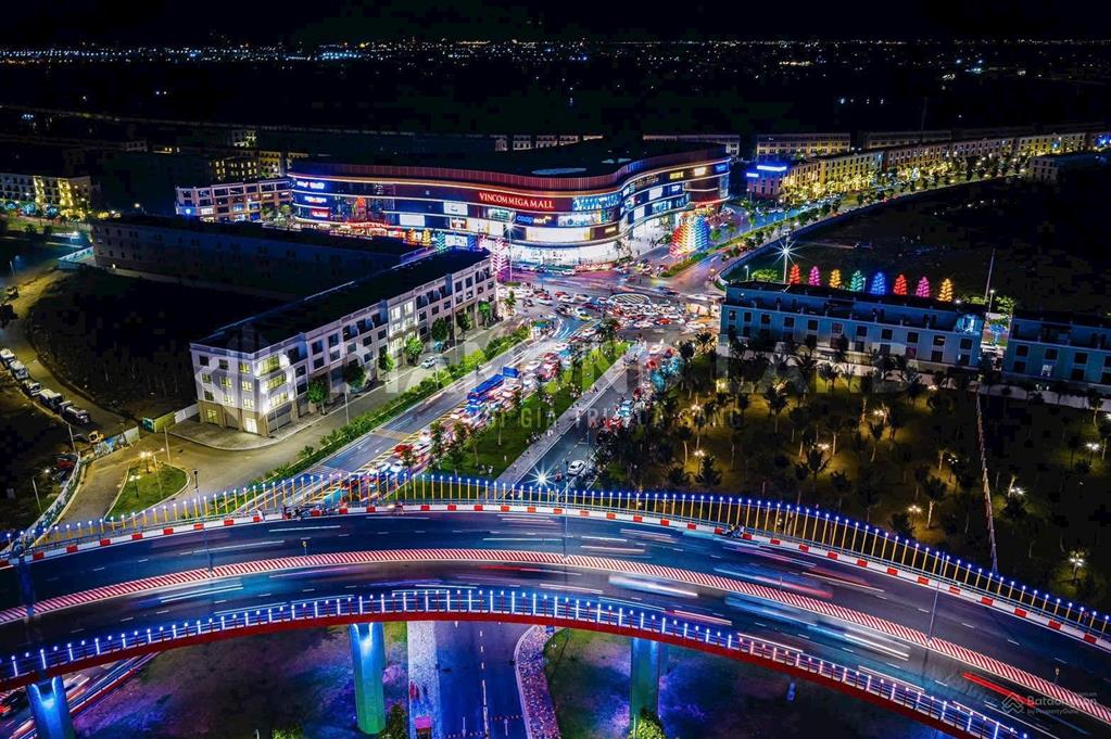 Vốn 3,8 tỷ xẻ khe tla 4 tầng  135m2 trước mặt kdoanh view biển xanh gần vinwonder, 33 toà chung cư