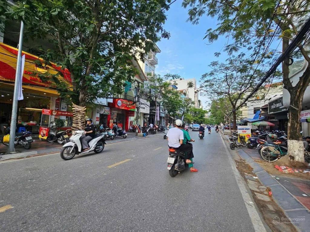 Mặt đường lán bè đoạn chợ giá sốc 5,399 tỷ  54m2 (mt 4,1m) nở hậu tí  2 tầng kinh doanh sầm uất
