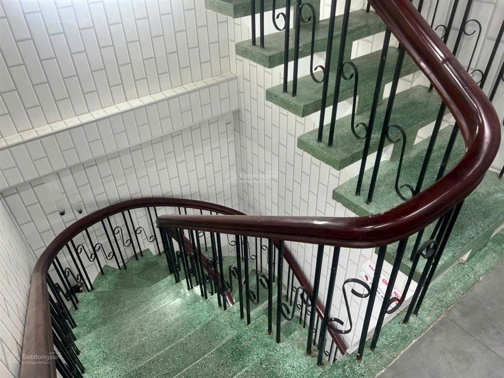 Cho thuê nhà mt đường thảo điền, q2. khu kd sầm uất. dt 121,8m2. 1 trệt 2 lầu. 2 mt trước sau