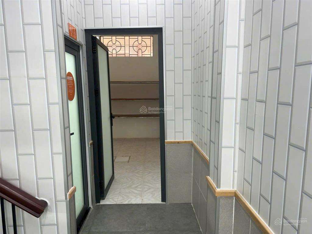 Cho thuê nhà mt đường thảo điền, q2. khu kd sầm uất. dt 121,8m2. 1 trệt 2 lầu. 2 mt trước sau