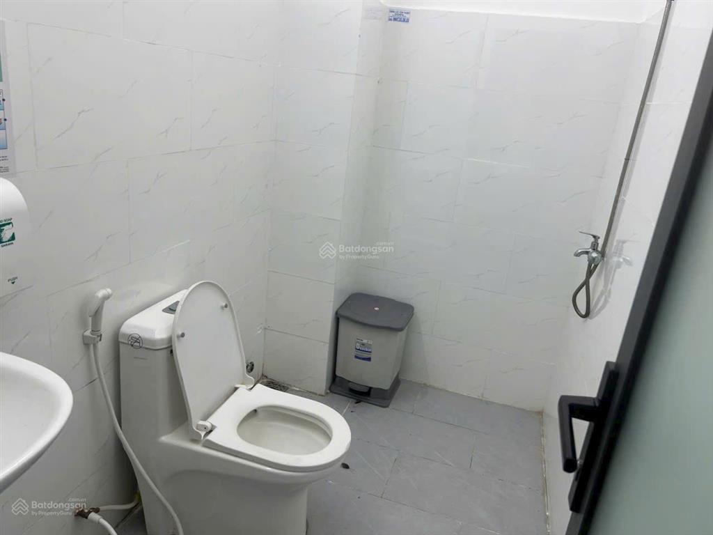 Cho thuê nhà mt đường thảo điền, q2. khu kd sầm uất. dt 121,8m2. 1 trệt 2 lầu. 2 mt trước sau