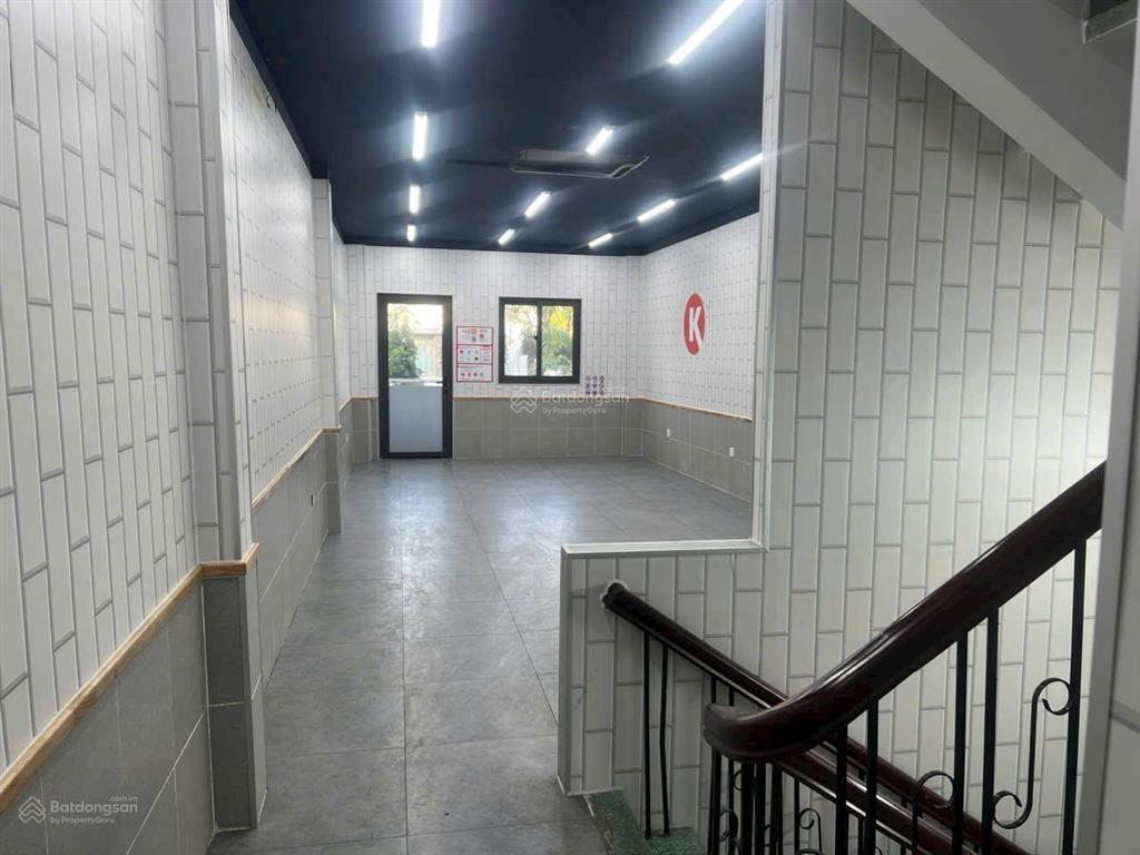 Cho thuê nhà mt đường thảo điền, q2. khu kd sầm uất. dt 121,8m2. 1 trệt 2 lầu. 2 mt trước sau