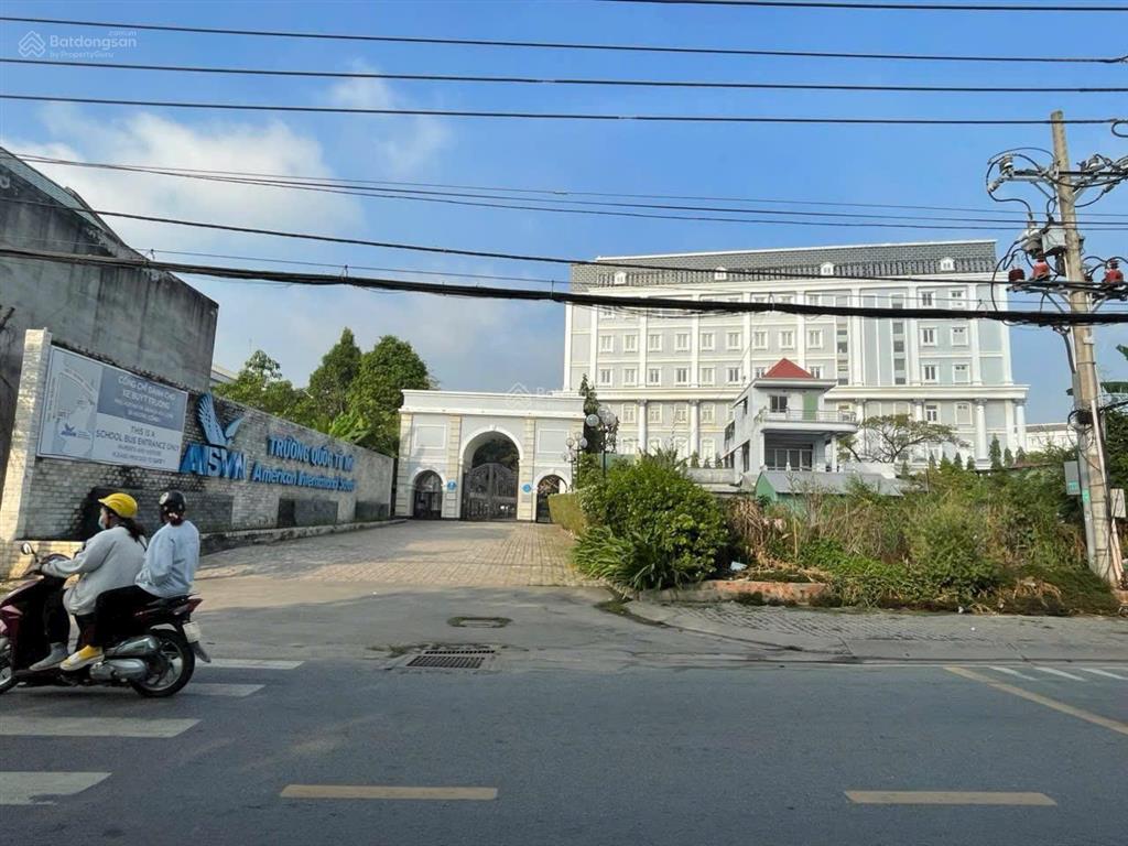 Cần bán 2 nền đất mặt tiền đường nguyễn văn tạo, dt 10m x 55m, vị trí đẹp, sổ đỏ riêng. giá 20 tỷ.