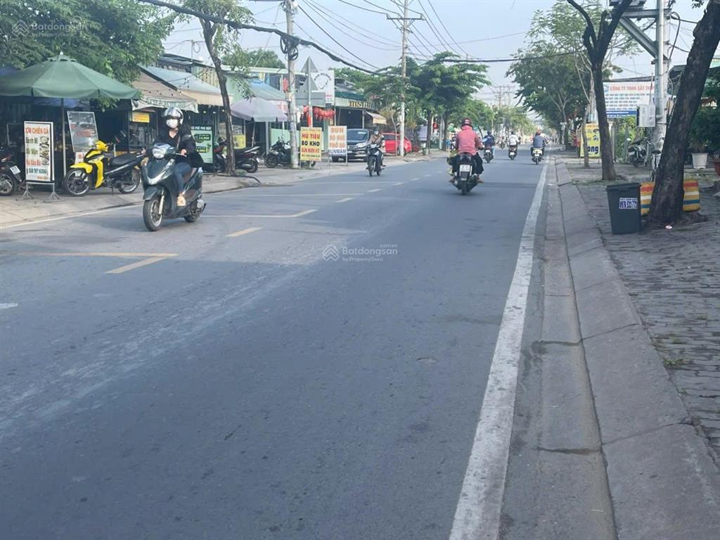 Cần bán 2 nền đất mặt tiền đường nguyễn văn tạo, dt 10m x 55m, vị trí đẹp, sổ đỏ riêng. giá 20 tỷ.